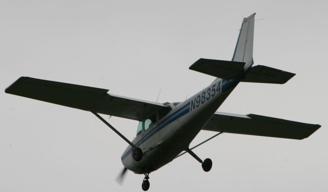 Cessna Skyhawk (N98354)