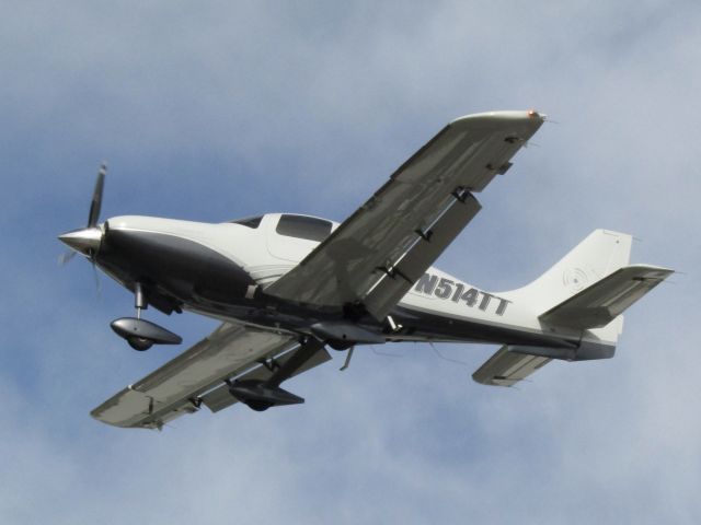 Cessna 400 (N514TT) - Landing RWY 24