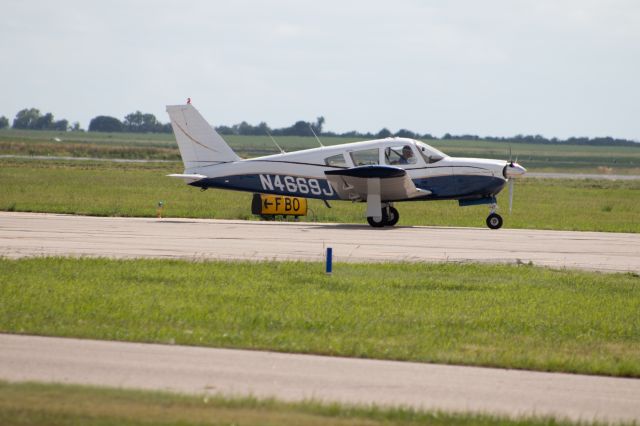 Piper Cherokee Arrow (N4669J)