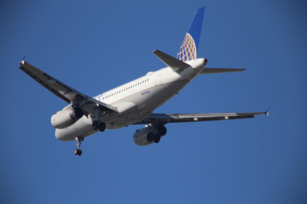 Airbus A319 (N832UA)