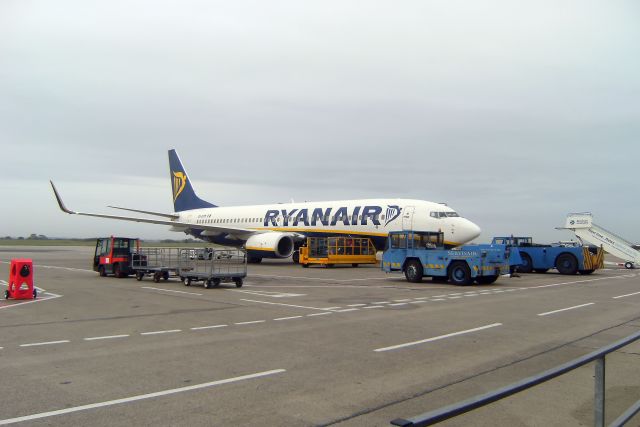 Boeing 737-800 (EI-DCM) - Ryanair - B737-8ASWL (EI-DCM) just after arrival at MME from ALC. Nice to note "my old friends" Servisair's were still operating back in 2008 with their equipment in the foreground of photo. Internet searches show that Servisair was acquired/merged into Swissport 2013/14. (Photo Oct 2008)