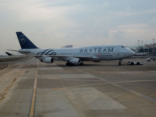 Boeing 747-400 (B-18206)