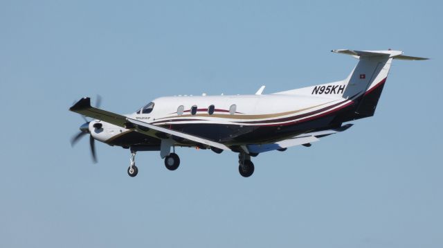 Pilatus PC-12 (N95KH) - On final is this 2009 Pilatus PC-12-147E in the Autumn of 2019. This aircraft is a product of Switzerland.