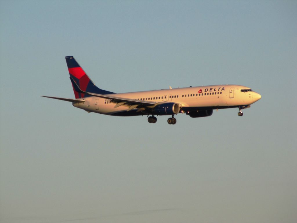 Boeing 737-800 (N379DA)