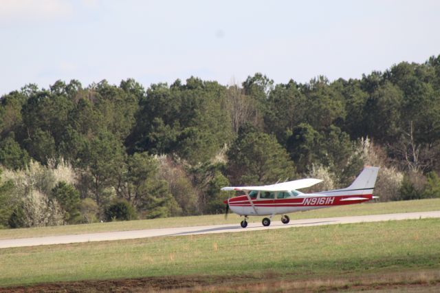 Cessna Skyhawk (N9161H) - Flight School C172Mbr /serial-17265985