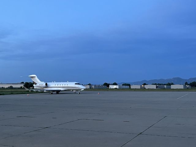 Bombardier Challenger 300 (N782QS)