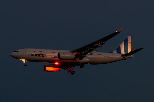 Airbus A330-200 (D-AIYB)