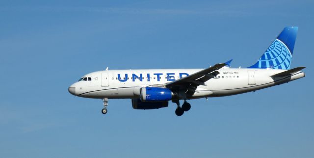 Airbus A319 (N871UA) - On short final is this 2003 United Airlines Airbus 319-132 in the Winter of 2023.