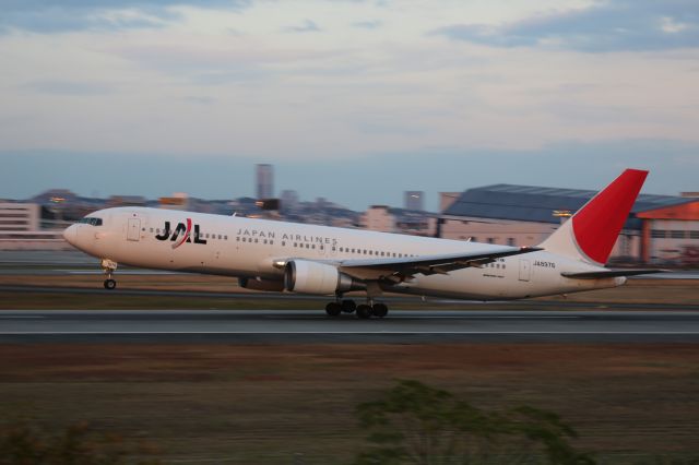 BOEING 767-300 (JA8976)