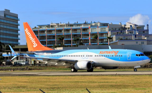 Boeing 737-800 (C-FYUW)