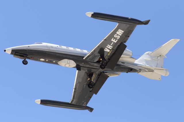 Learjet 35 (VH-ESM) - Ratheon Australia, Gates Learjet 35A-611, approaching YBTL.