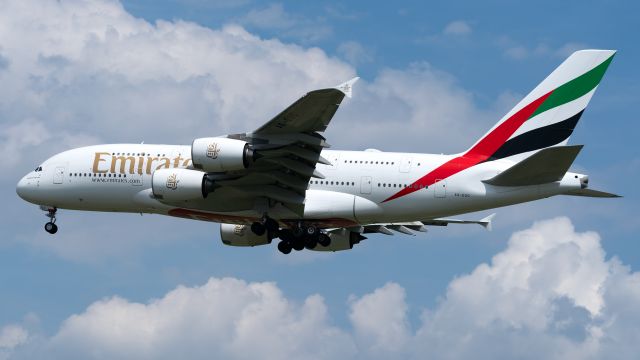 Airbus A380-800 (A6-EUC) - landing 35L