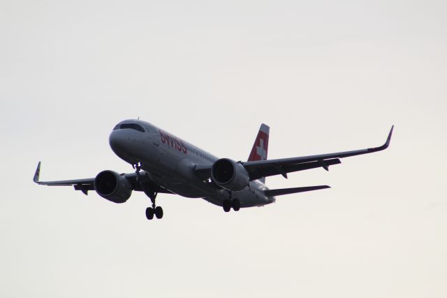 Airbus A320neo (HB-JDB) - A SWISS A320neo on final approach into LHR, landing on runway 09L.br /br /Location: Stanwell Moor Road, beside runway 09L.br /Date: 28.08.22 (dd/mm/yy)