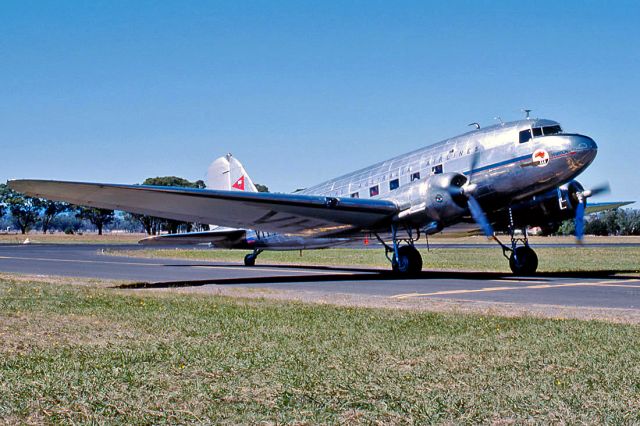 Douglas DC-3 (VH-AES) - TRANS AUSTRALIA AIRLINES - TAA - (HAWDON OPERATIONS) DOUGLAS DC3(C) - REG VH-AES (CN 6021) - MANGALORE AIRORT VIC. AUSTRALIA - YMNG (25/3/1989)