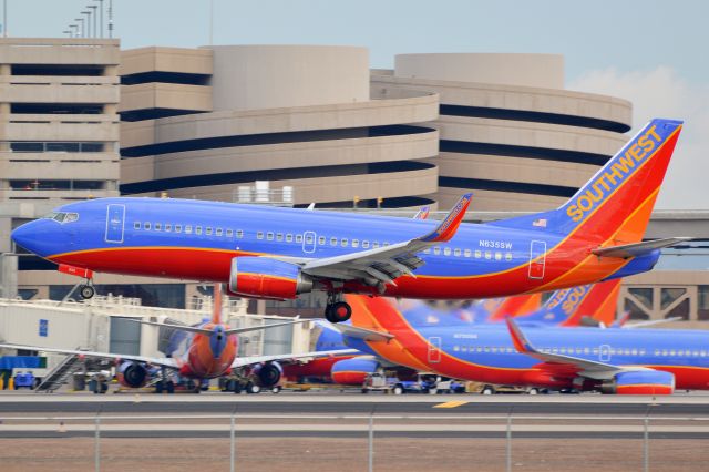 BOEING 737-300 (N635SW) - This picture gives you a good idea of who runs the south side of T4 of PHX.