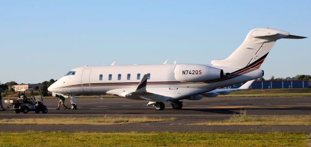 Canadair Challenger 350 (N742QS) - Ground crew assistance after arriving is this 2017 Bombardier Challenger 350 in the Autumn of 2022.