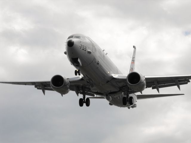 Boeing P-8 Poseidon (16-8759) - US Navy Poseidon practicing approaches on RWY27