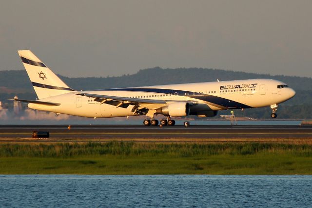 BOEING 767-300 (4X-EAJ) - El Al 15 from Tel Aviv arriving at 5:30 am on 33L