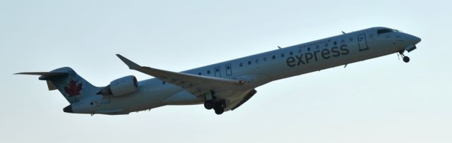 Canadair Regional Jet CRJ-900 (C-FUJZ)