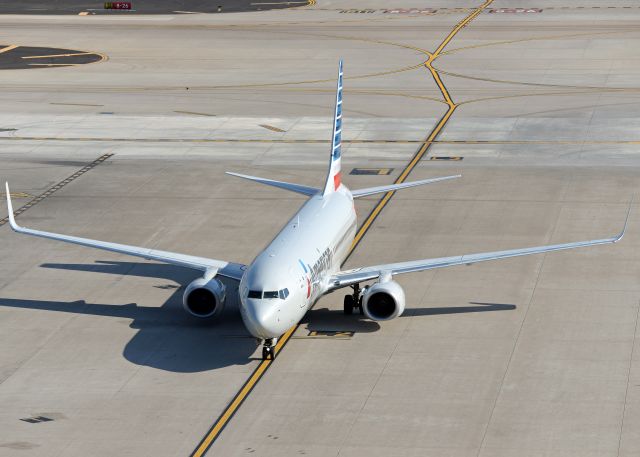 Boeing 737-800 (N877NN)