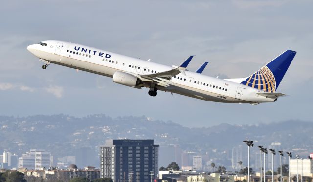 Boeing 737-900 (N68817) - Departing LAX