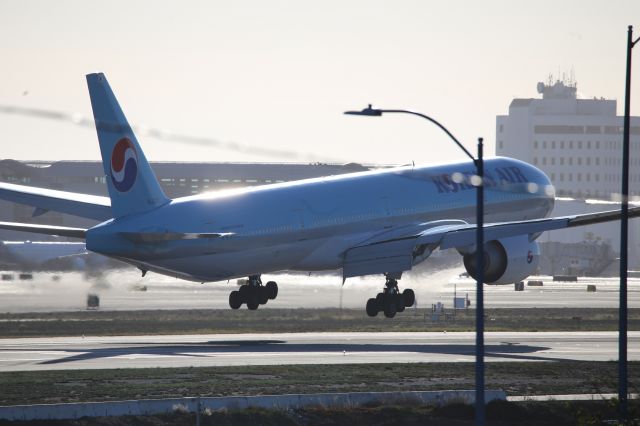 BOEING 777-300ER (HL8275)