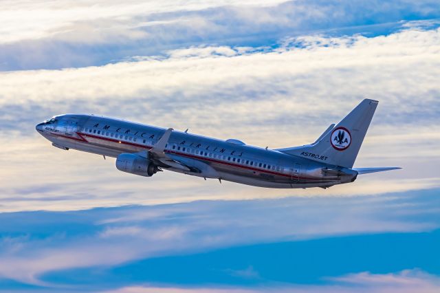 Boeing 737-800 (N905NN) - American Airlines 737-800 in AstroJet retro livery livery taking off from PHX on 11/28/22. Taken with a Canon 850D and Tamron 70-200 G2 lens. This is one of only 3 AA retro liveries that I was still missing, along with TWA and the Eagle retro E175, so I'm extremely happy to have finally gotten it!