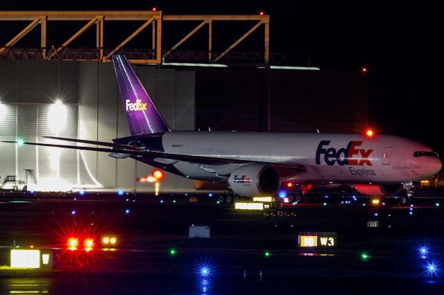 Boeing 777-200 (N882FD)