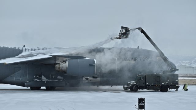 Boeing Globemaster III (98-0051) - Boeing C-17A "Globemaster III" assigned to the 3rd Wing / 176th Wing conducting de-icing operations prior to departure