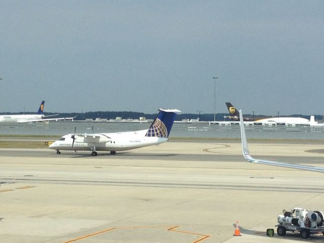 de Havilland Dash 8-200 (N374PH)