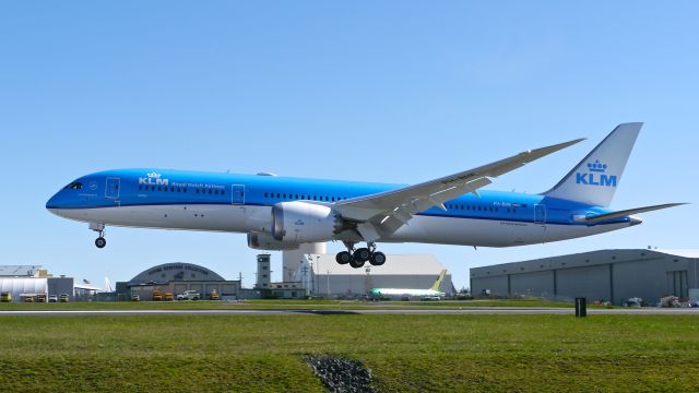 Boeing 787-9 Dreamliner (PH-BHE) - BOE237 on short final to Rwy 34L to complete a B2 flight on 3/17/16. (ln 412 / cn 38765).