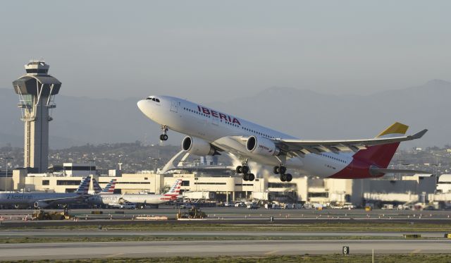 Airbus A330-200 (EC-MNK) - Departing LAX on 25L