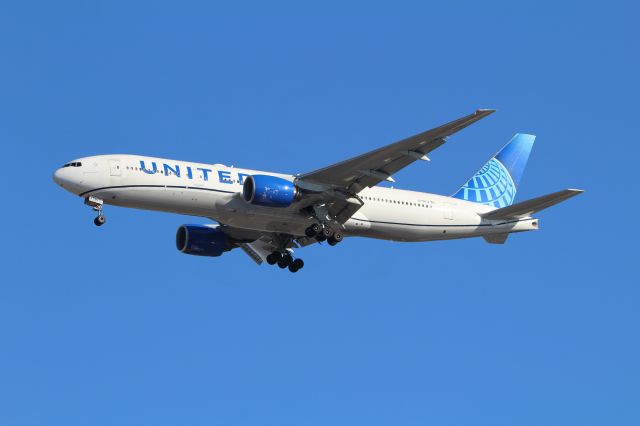 Boeing 777-200 (N796UA)