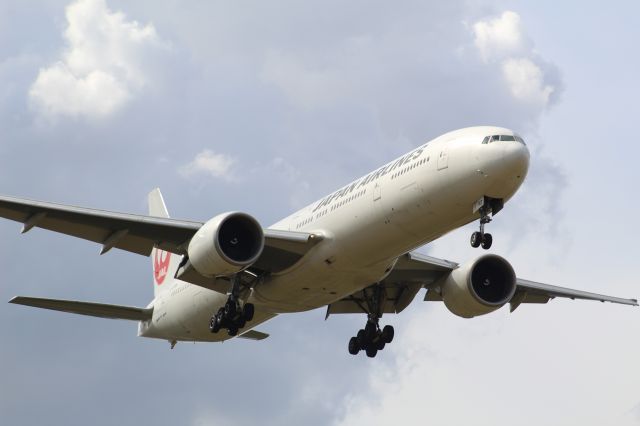 BOEING 777-300ER (JA742J) - A JAL B777-300ER on final approach into LHR, landing on runway 09L.br /br /Location: Stanwell Moor Road, beside runway 09L.br /Date: 28.08.22 (dd/mm/yy)