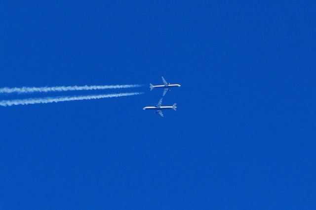 Airbus A321 — - I took this picture at just the right moment as two USAirways Airbus passed over Nashville Tennessee only a few thousand feet apart. The one making the contrail was headed east. I was using a Canon 250m zoom lens.