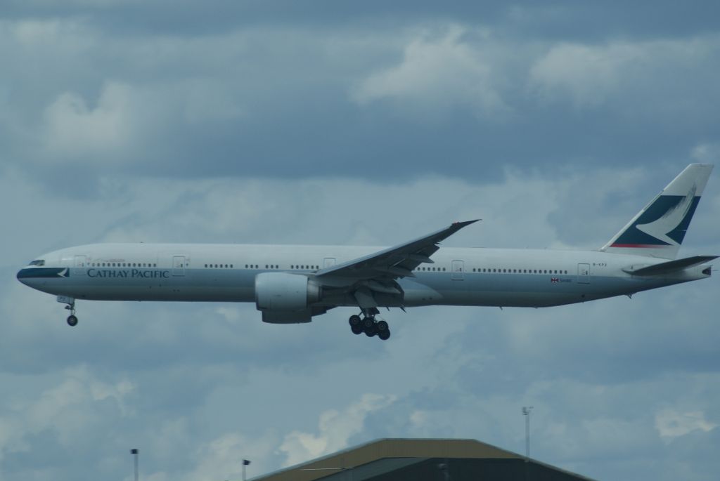 BOEING 777-300 (B-KPZ) - Cathay Pacific B777-367ER cn37900 Arr RWY27R