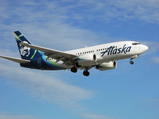Boeing 737-700 (N614AS) - Landing RWY 20R