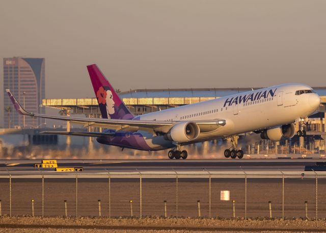 BOEING 767-300 (N581HA)