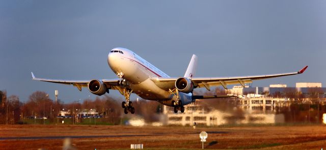 Airbus A330-200 (7T-VJV) - End afternoon. Take-off runway 24==>06.