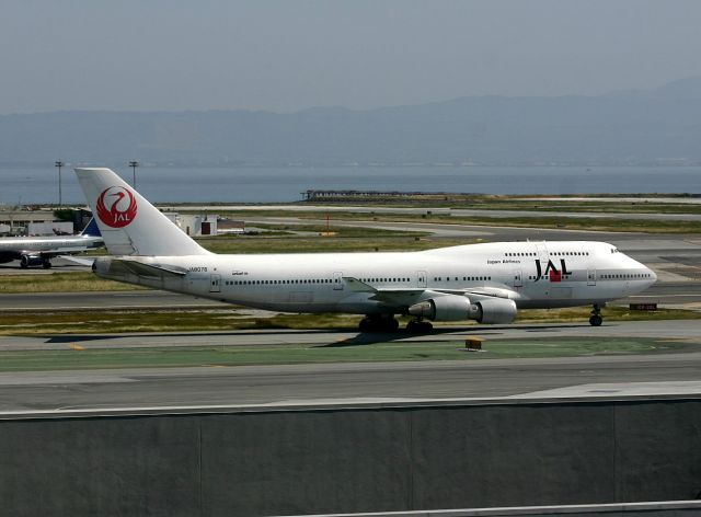 Boeing 747-400 (JA8076) - KSFO - JAL 747 rolling to the Intl Dock after arriving from Haneda. 4-1-2005