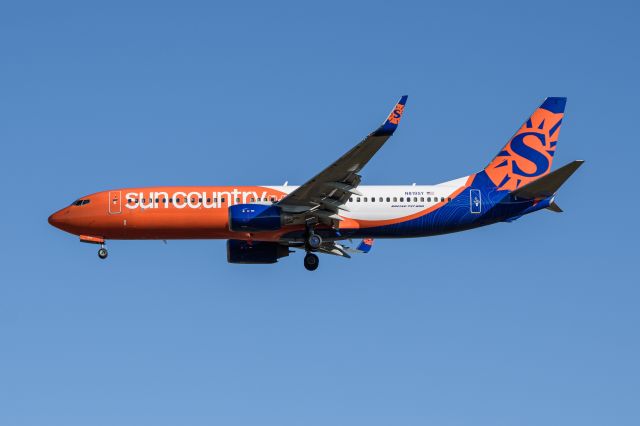 Boeing 737-800 (N819SY)