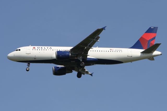 Airbus A320 (N310NW) - May 29, 2010 - arrived Detroit, flight from Miami 