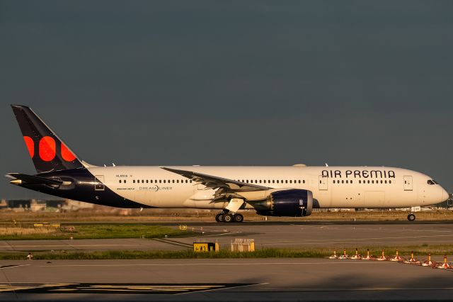 Boeing 787-9 Dreamliner (HL8516) - Evening sun RWY 18