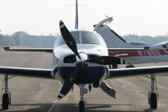 Piper Malibu Mirage (N2590V) - Getting fuel after arriving from Kansas