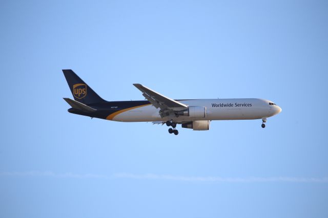 BOEING 767-300 (N371UP)