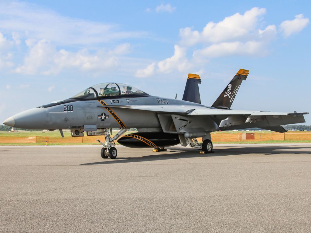 McDonnell Douglas FA-18 Hornet (16-6620)