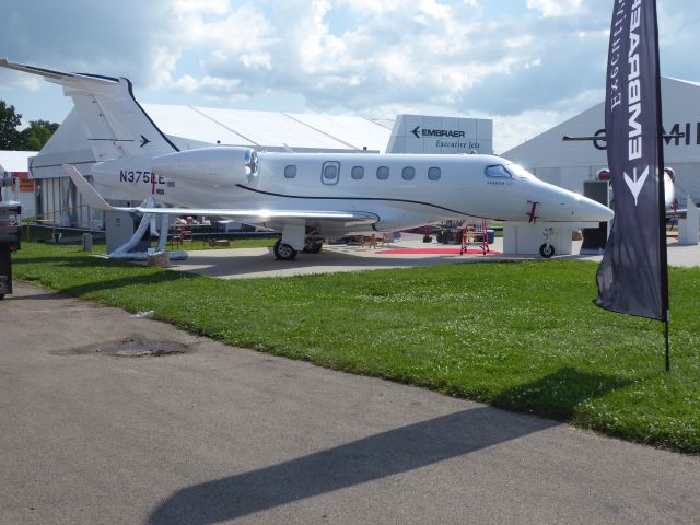 Embraer Phenom 300 (N375EE)