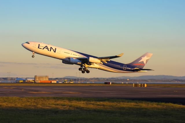 Airbus A340-300 (CC-CQA)