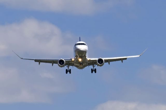 Embraer 175 (N149SY)