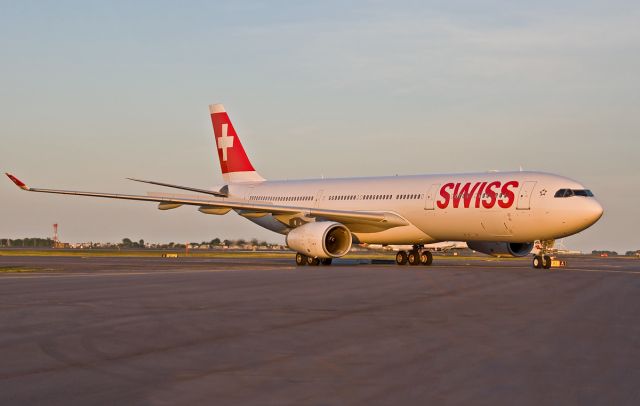 Airbus A330-300 (HB-JHB) - SWISS taxiing to the gate from Zurich